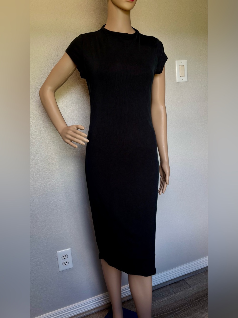 Ladies' Black Cap-Sleeve Midi Dress — Sleek Everyday Staple - Picture 2 of 11